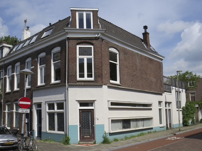 906321 Gezicht op het hoekpand Kievitstraat 16 te Utrecht, waar ooit een A&O-supermarkt was gevestigd.